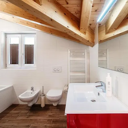 Apartment Serendipity- By Myhomeincomo Lenno